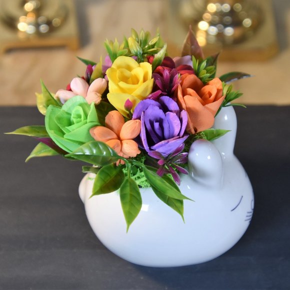 Cute small bunny rabbit planter filled small Sola flowers dyed in bright colors - Picture 5 of 7